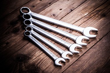 ahşap zemin üzerinde aletleri