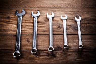 ahşap zemin üzerinde aletleri