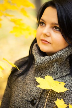 sonbahar Park genç güzel kadın