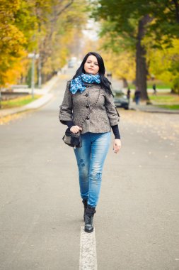 sokak üzerinde duran genç güzel kadın