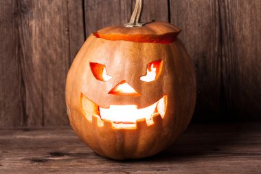 ahşap üzerine jack-o-lantern korkunç