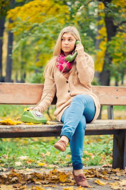 Genç sarışın bir kadın arıyorum