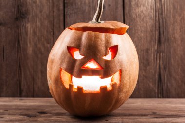 ahşap üzerine jack-o-lantern korkunç