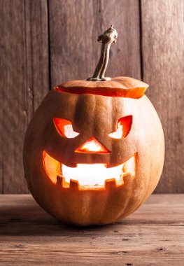 ahşap üzerine jack-o-lantern korkunç