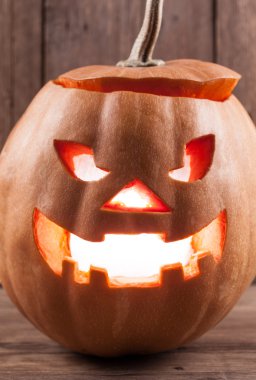 ahşap üzerine jack-o-lantern korkunç