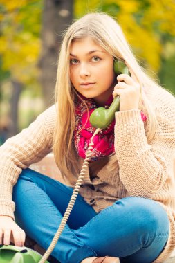 Genç sarışın bir kadın arıyorum