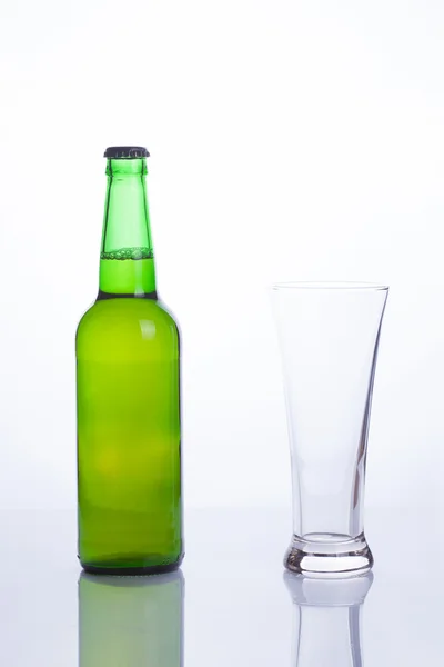 Bierflasche und leerer Becher — Stockfoto