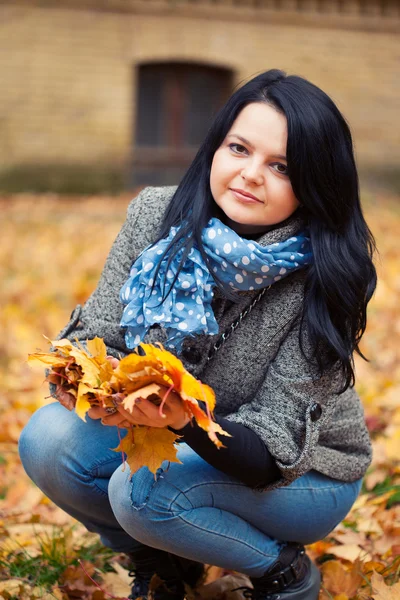 Giovane bella donna in autunno parco — Foto Stock