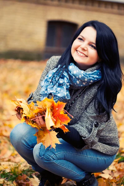 Jeune jolie femme dans le parc d'automne — Photo