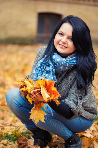 Jonge mooie vrouw in herfst park — Stockfoto