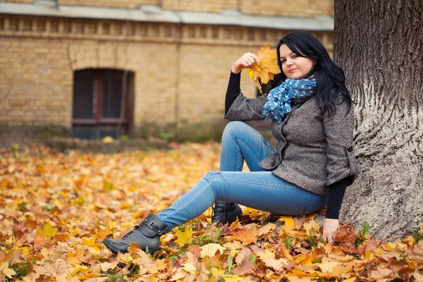 Jovem mulher bonita no parque de outono — Fotografia de Stock