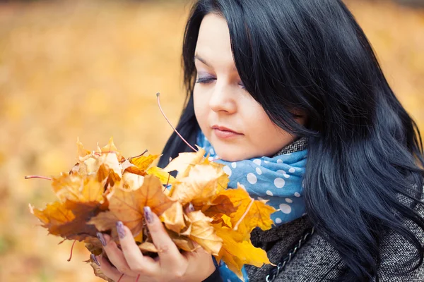 Young pretty woman in autumn park — Stock Photo, Image