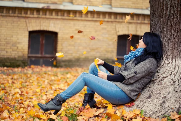 Giovane bella donna in autunno parco — Foto Stock