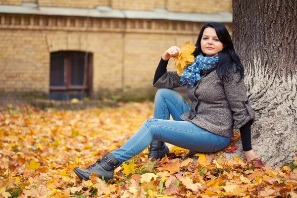 Giovane bella donna in autunno parco — Foto Stock