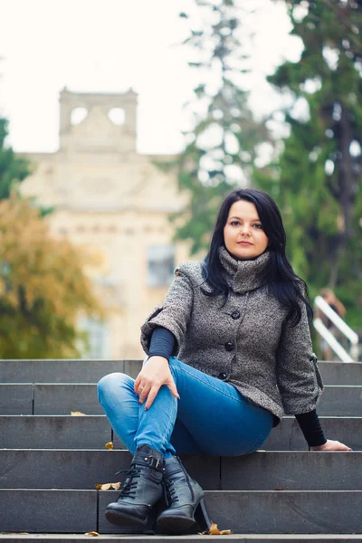 Dívka sedící na kamenné schodiště一个女孩坐在石阶上 — Stockfoto