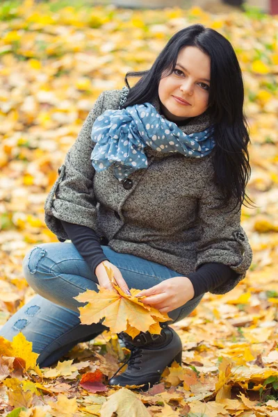 Giovane bella donna in autunno parco — Foto Stock