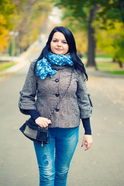 Young pretty woman standing on alley — Stock Photo, Image