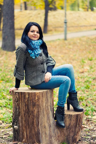 Junge hübsche Frau im Herbstpark — Stockfoto