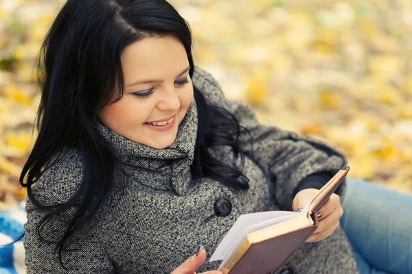 Hermosa chica con libro en el parque de otoño —  Fotos de Stock