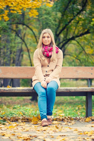 Meisje zittend op bank — Stockfoto