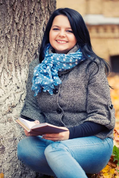 Hermosa mujer con libro en el parque de otoño —  Fotos de Stock