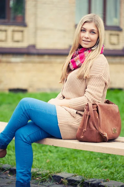 Mädchen sitzt auf Bank — Stockfoto