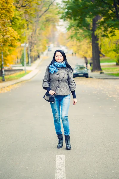 Young pretty woman standing on alley — Stock Photo, Image