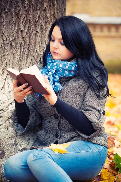 Hermosa mujer con libro en el parque de otoño —  Fotos de Stock