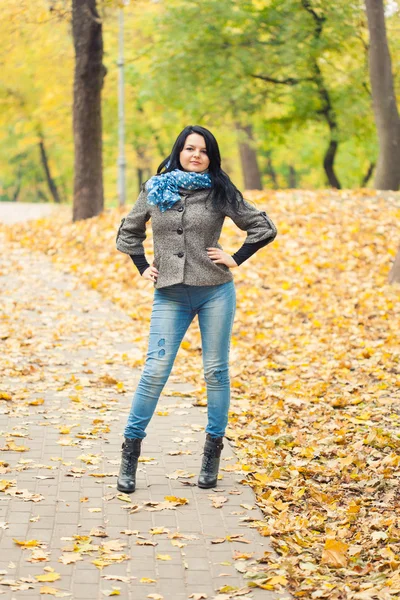 Young pretty woman standing on alley — Stock Photo, Image