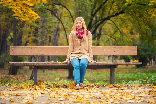 Flicka sittande på bänken — Stockfoto