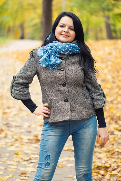 Jeune jolie femme debout sur l'allée — Photo