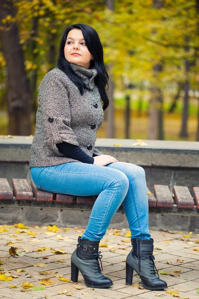 Mädchen sitzt auf Bank — Stockfoto