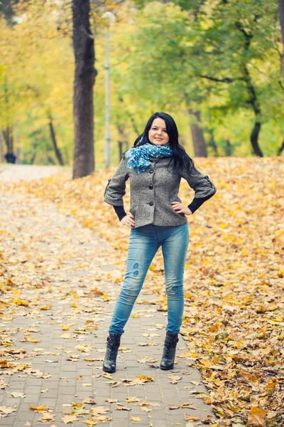 Young pretty woman standing on alley — Stock Photo, Image