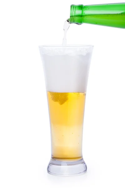 Taza de cerveza en vidrio con una botella — Foto de Stock
