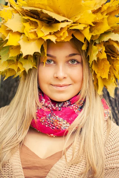 Young woman wearing a wreath of autumn leaves — Stock Photo, Image