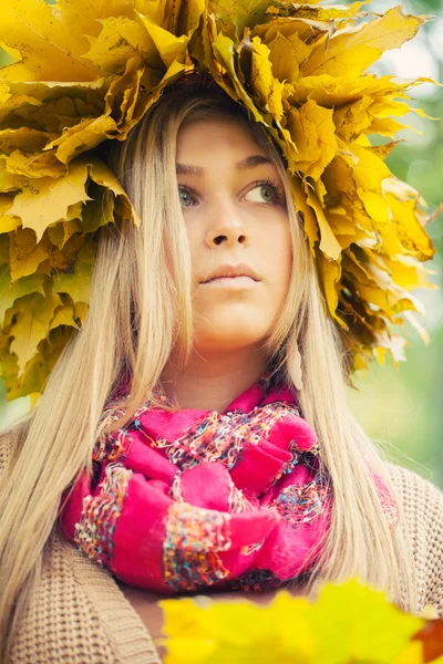 Młoda kobieta nosi wieniec Autumn odchodzi — Zdjęcie stockowe