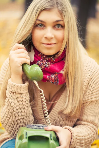 Genç kadın vintage telefon sonbahar Park söz — Stok fotoğraf