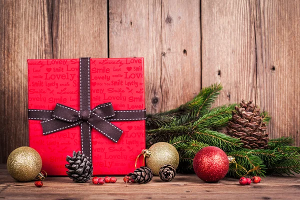 Caja de regalo con elementos navideños sobre fondo de madera —  Fotos de Stock