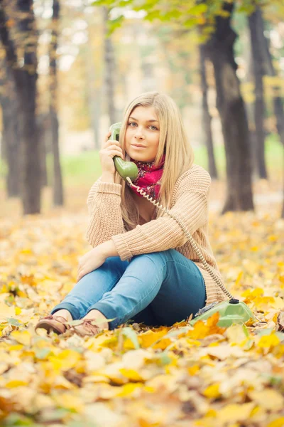 Junge Frau telefoniert im Herbstpark — Stockfoto