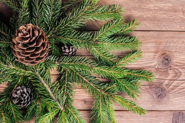 Branches d'arbre de Noël avec des bosses sur fond en bois — Photo