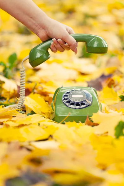 Hand hält Oldtimer-Handyhörer im Herbstpark — Stockfoto