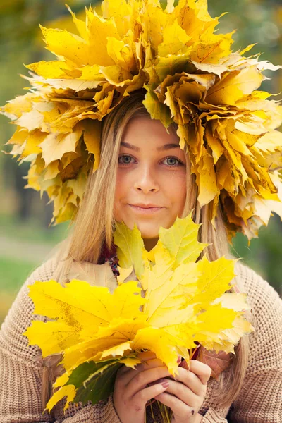 Молодая женщина в венке из осенних листьев — стоковое фото