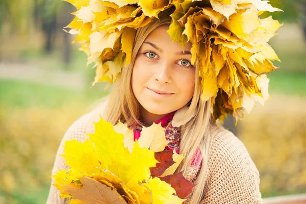 Giovane donna che indossa una corona di foglie autunnali — Foto Stock