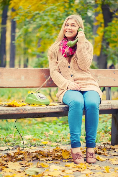 Junge blonde Frau ruft an — Stockfoto