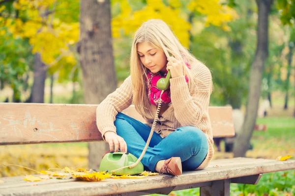 Young blond woman calling — Stock Photo, Image