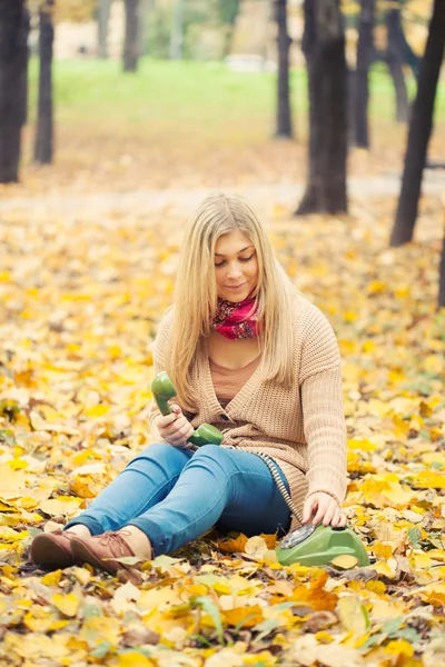 Młoda kobieta rozmawia sztuka telefon w parku jesień — Zdjęcie stockowe