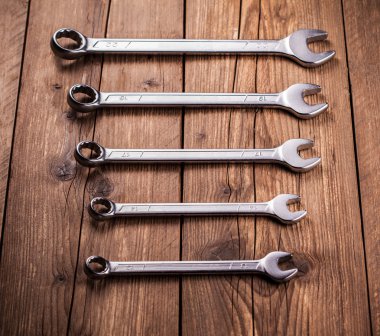 ahşap zemin üzerinde aletleri