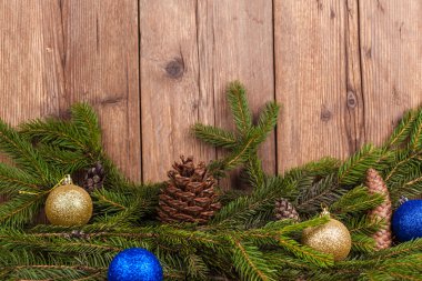Noel ağacı dalları dekorasyon ile