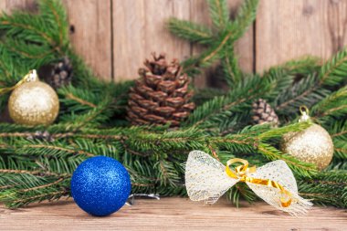 Noel ağacı dalları dekorasyon ile