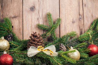 Noel ağacı dalları dekorasyon ile